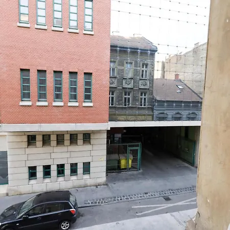 Pest-port 4 For 16 Person Apartament